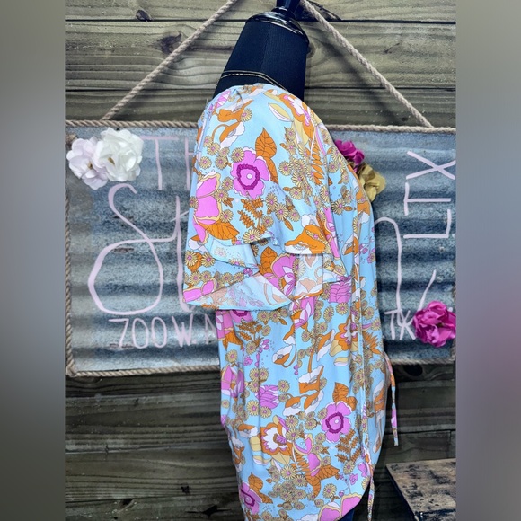 Boutique Brand Flutter Sleeve Split Neck Flowy Floral Blouse 💗 - Picture 3 of 9